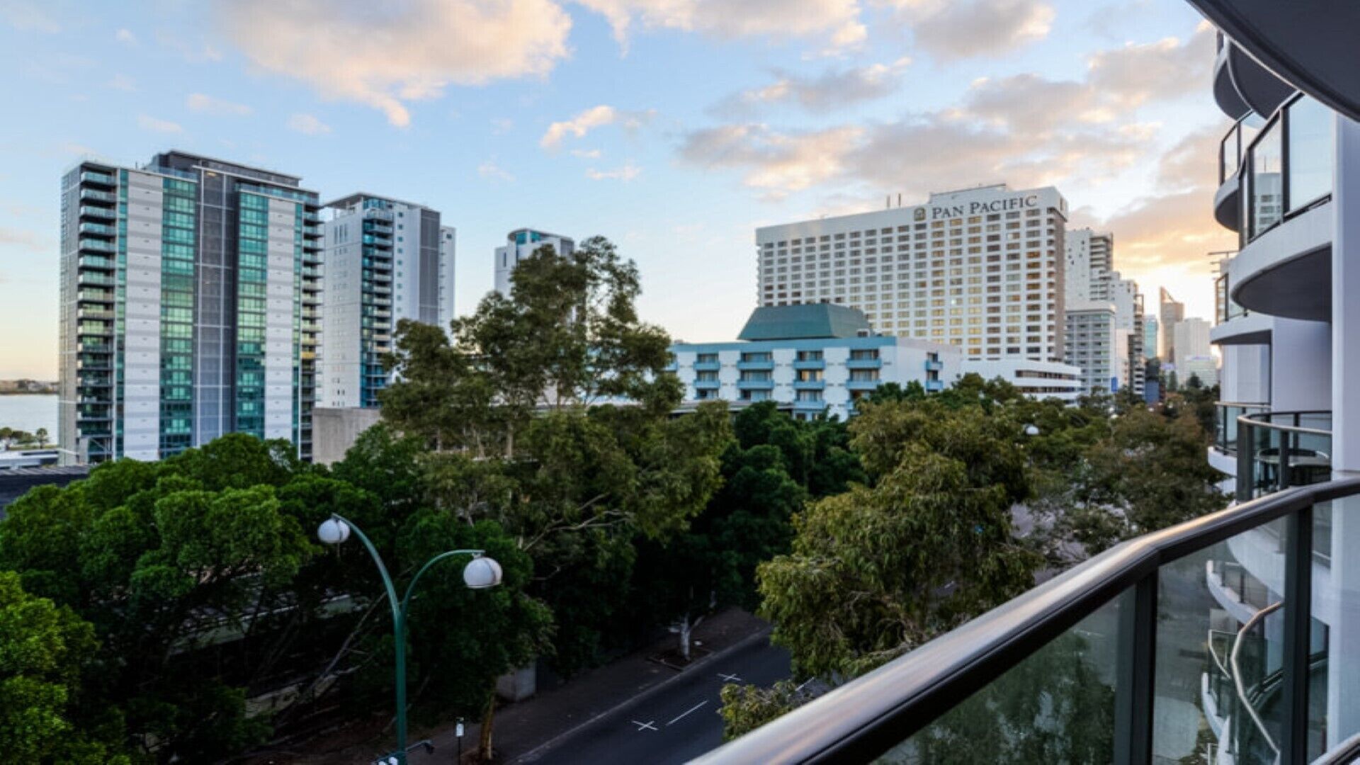 Spacious CBD 3 BR 2 BTH Family Pool Gym Sauna