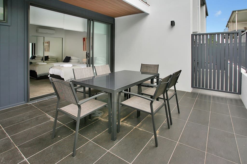 Modern and Spacious Slit-level Executive 3BR Red Hill Apartment Close to CBD