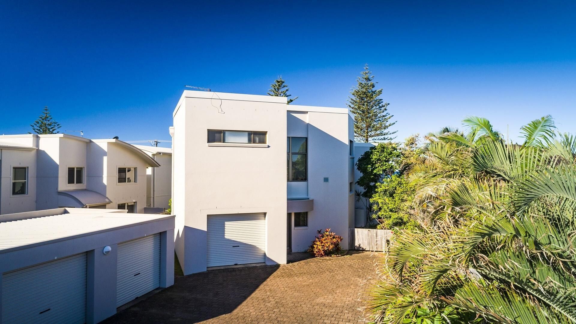 Ocean Waves - 3 Level Townhouse With Beach Across