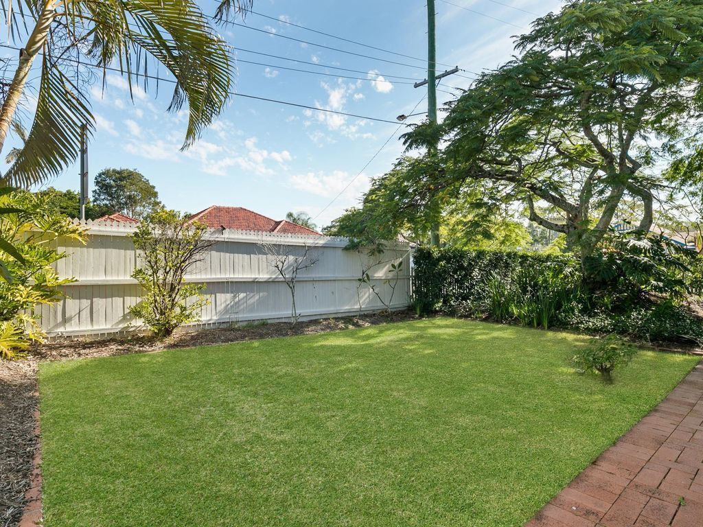 Elegant Family Home With Spacious Backyard