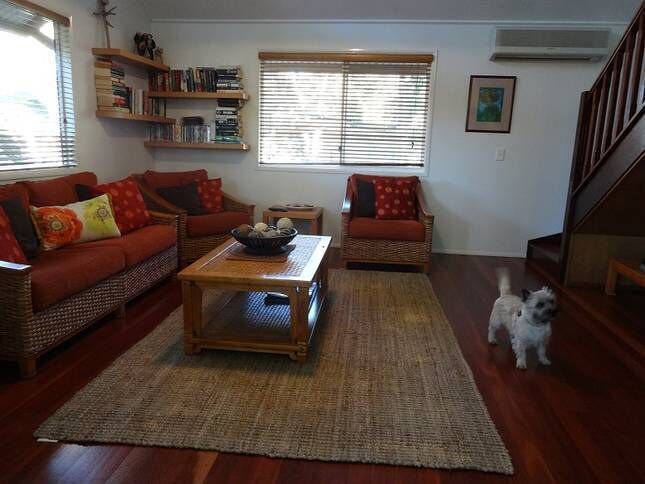 Pet friendly house 5 minutes to Cylinder And Deadman’s, 2 minute walk to ”Bobs”