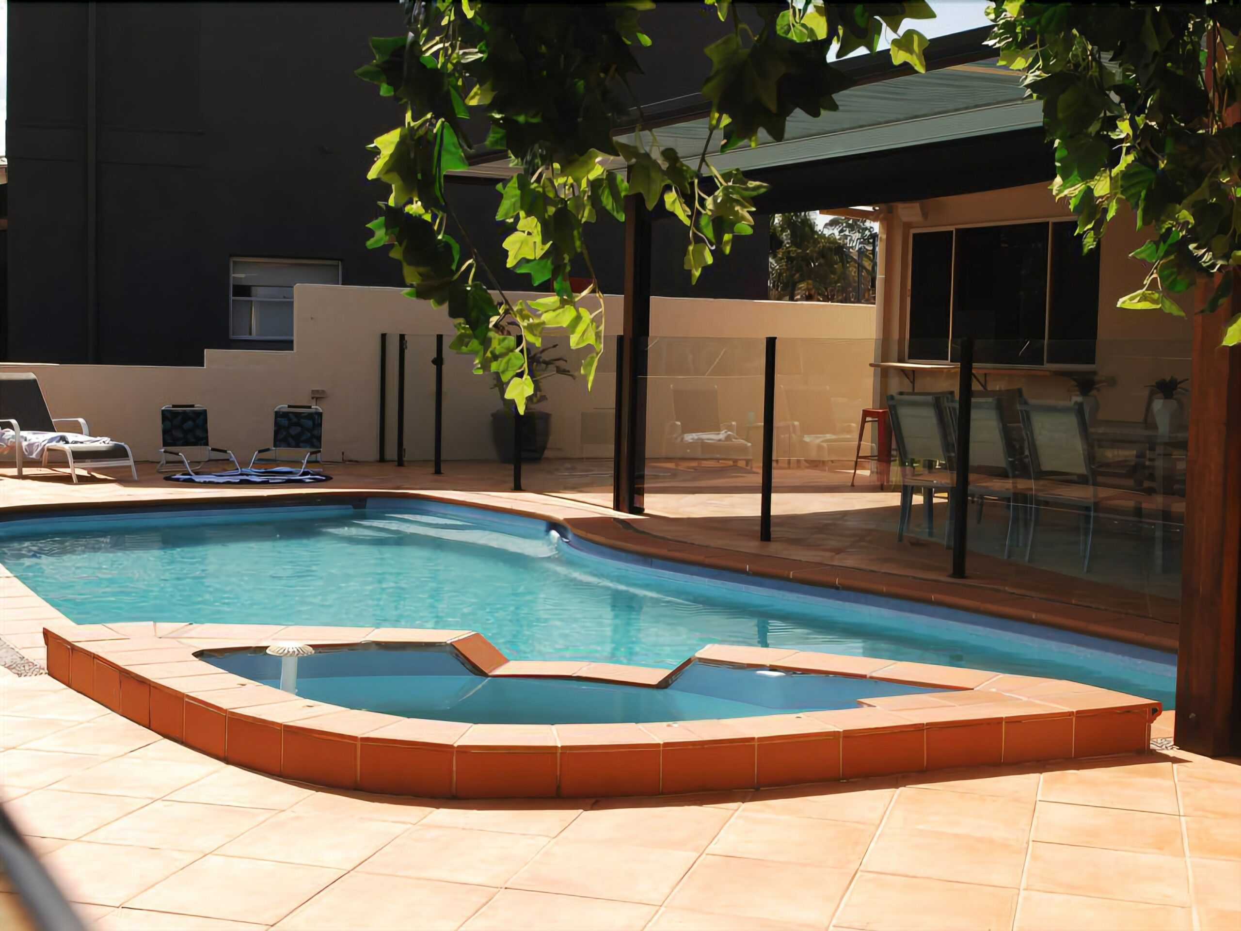 Vogue Holiday Homes - Family Haven. Waterfront, Heated Pool, Games Room