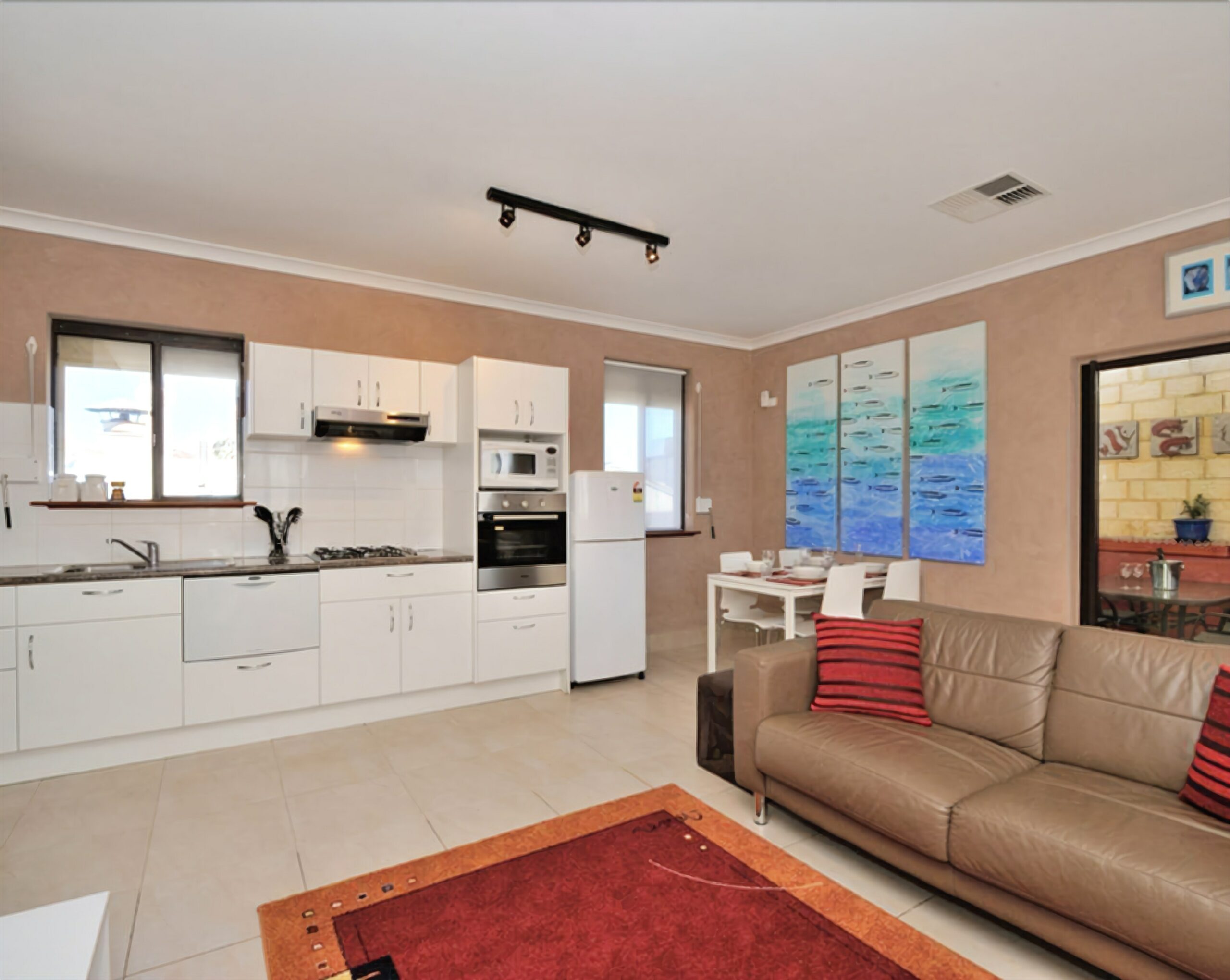 Central South Fremantle 2 Bedroom Apartment