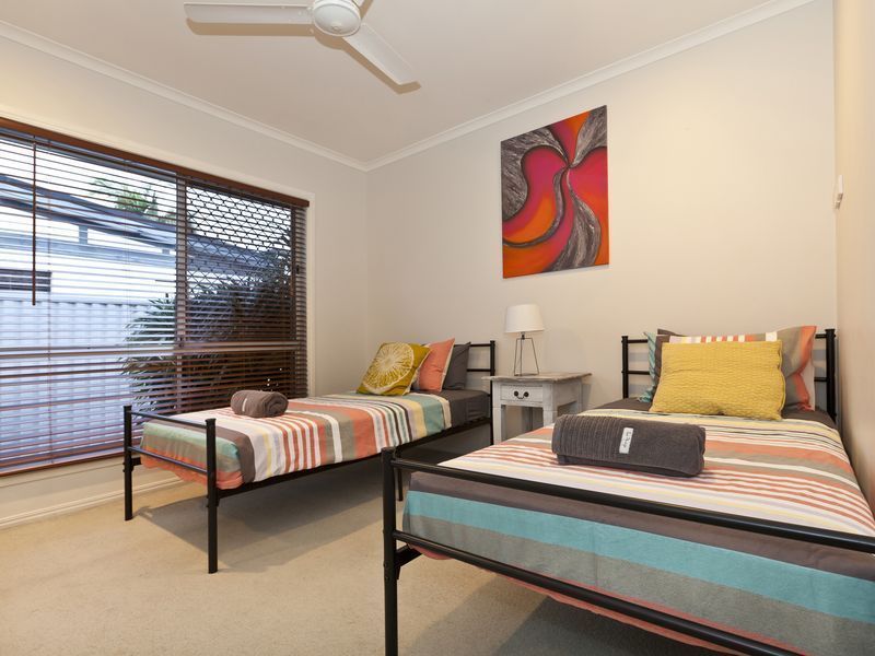 Vogue Holiday Homes - Family Haven. Waterfront, Heated Pool, Games Room