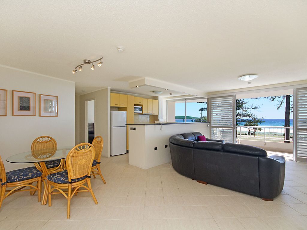 Rainbow Place Unit 5- Right on the beach in Rainbow Bay Coolangatta