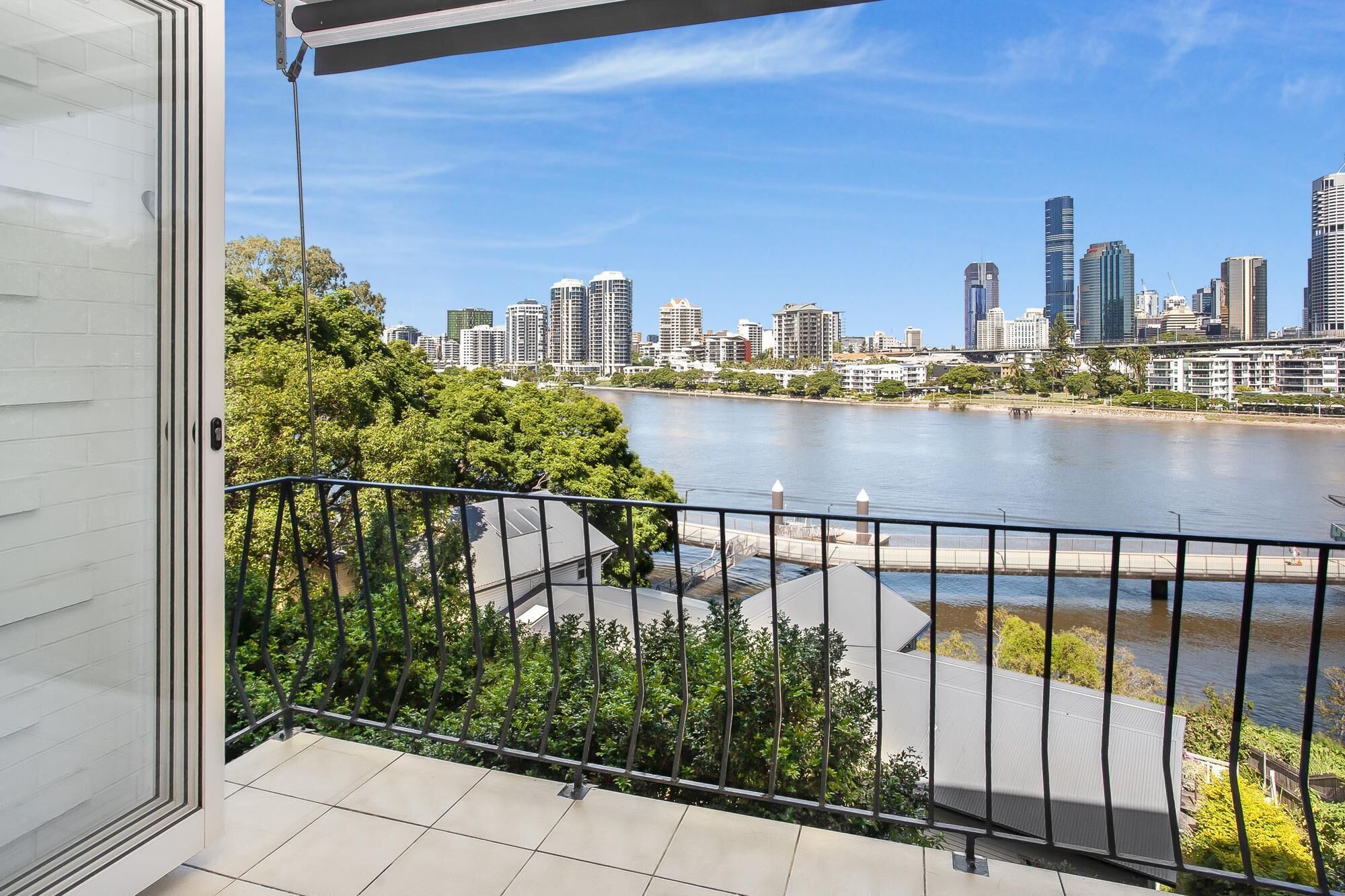 Stylish 2-bed Apartment With Sweeping River Views