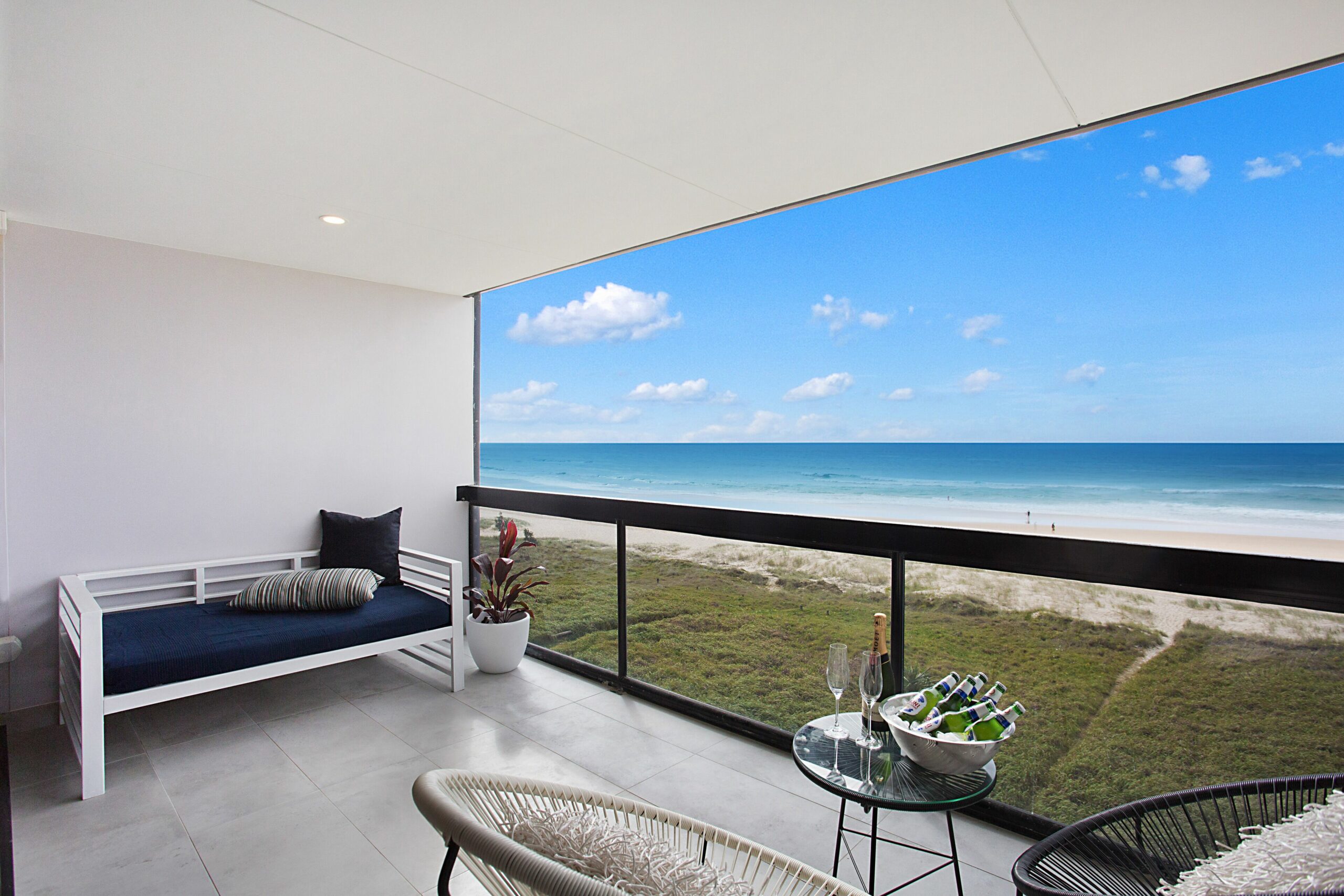 Enjoy Absolute Beach Front 3 brm apt w/2 x Parking