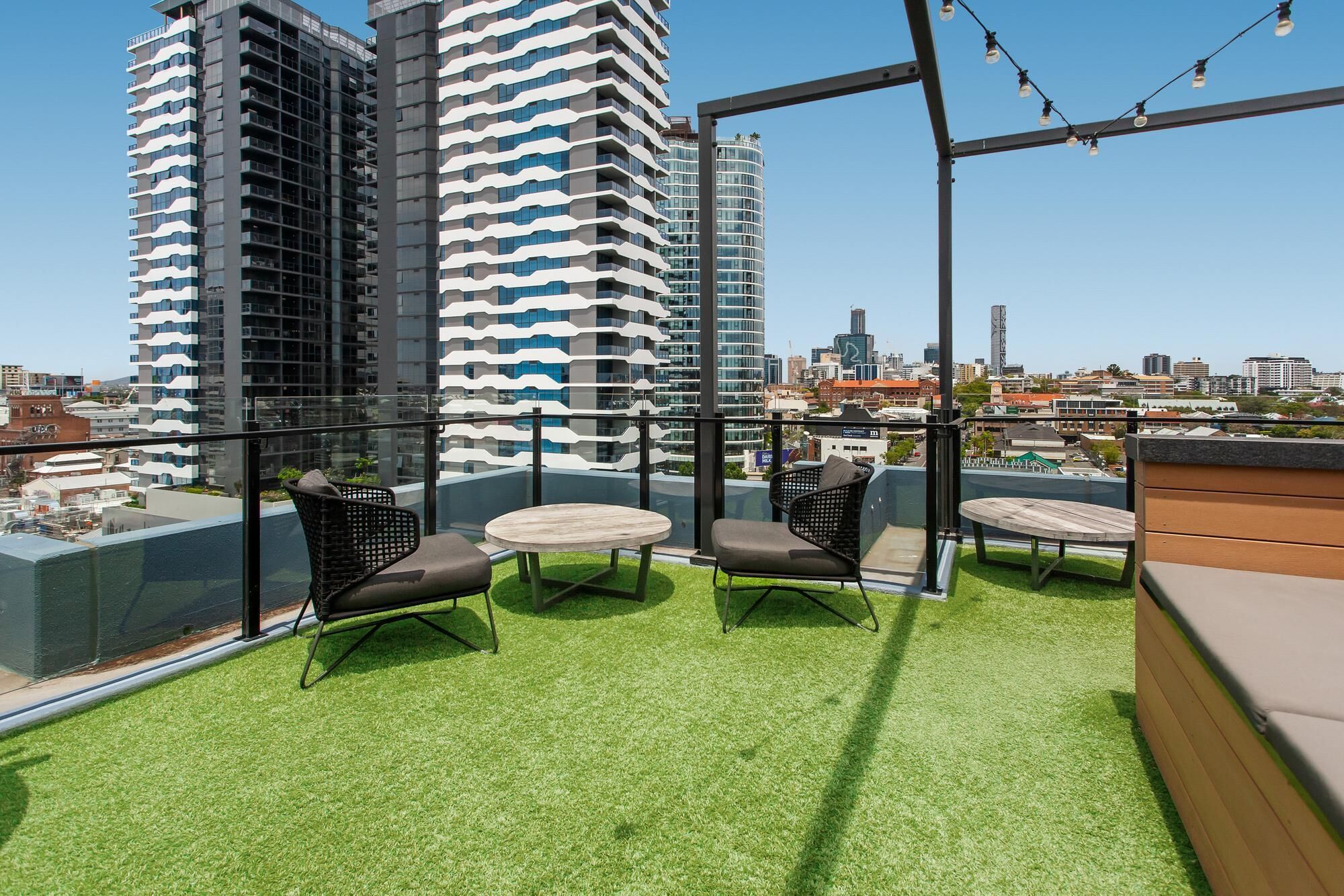 Rooftop Pool, BBQ and Gym at Chic Valley Apartment