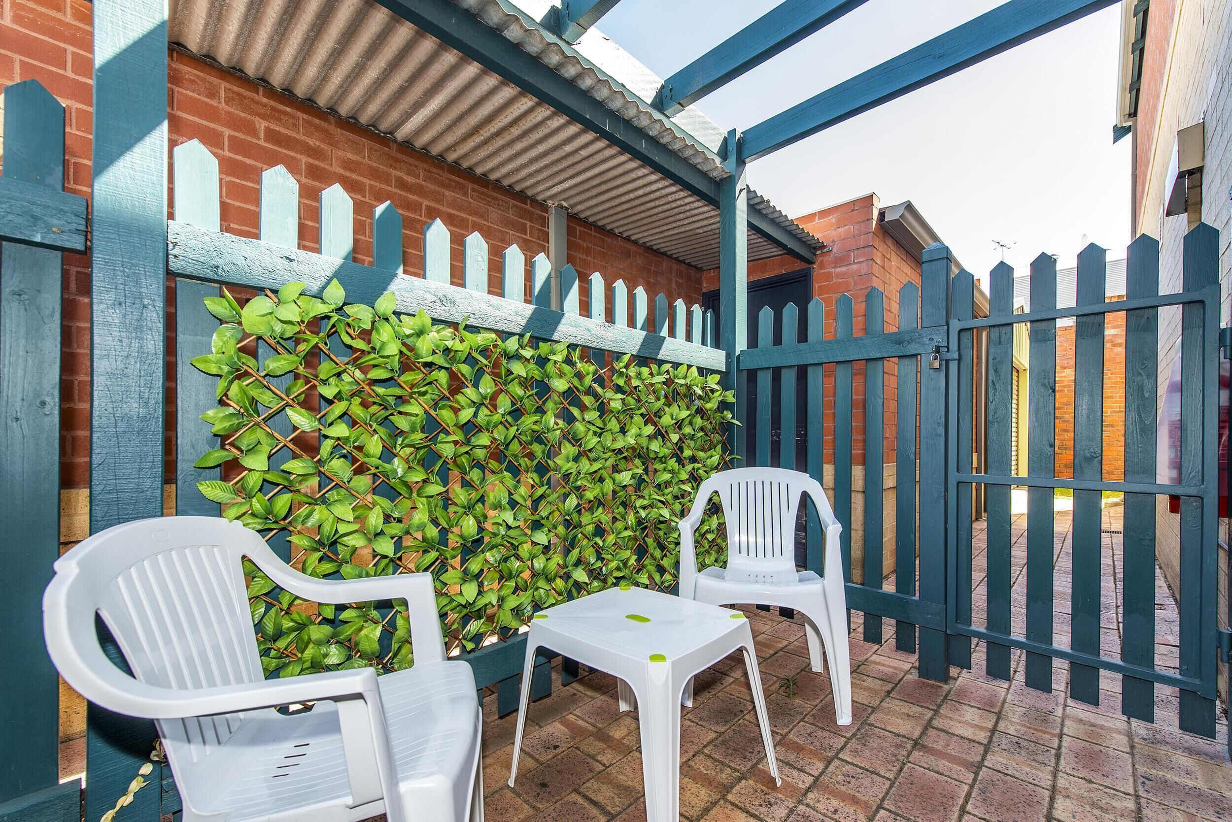 Subiaco Village With Pool, BBQ & spa - Free Parking and Wifi - two Bedroom