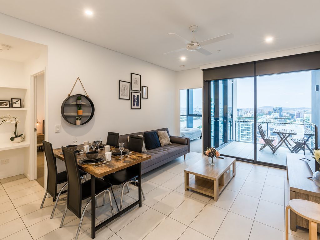 Exceptional 2 Bed 2 Bath Unit in South Brisbane