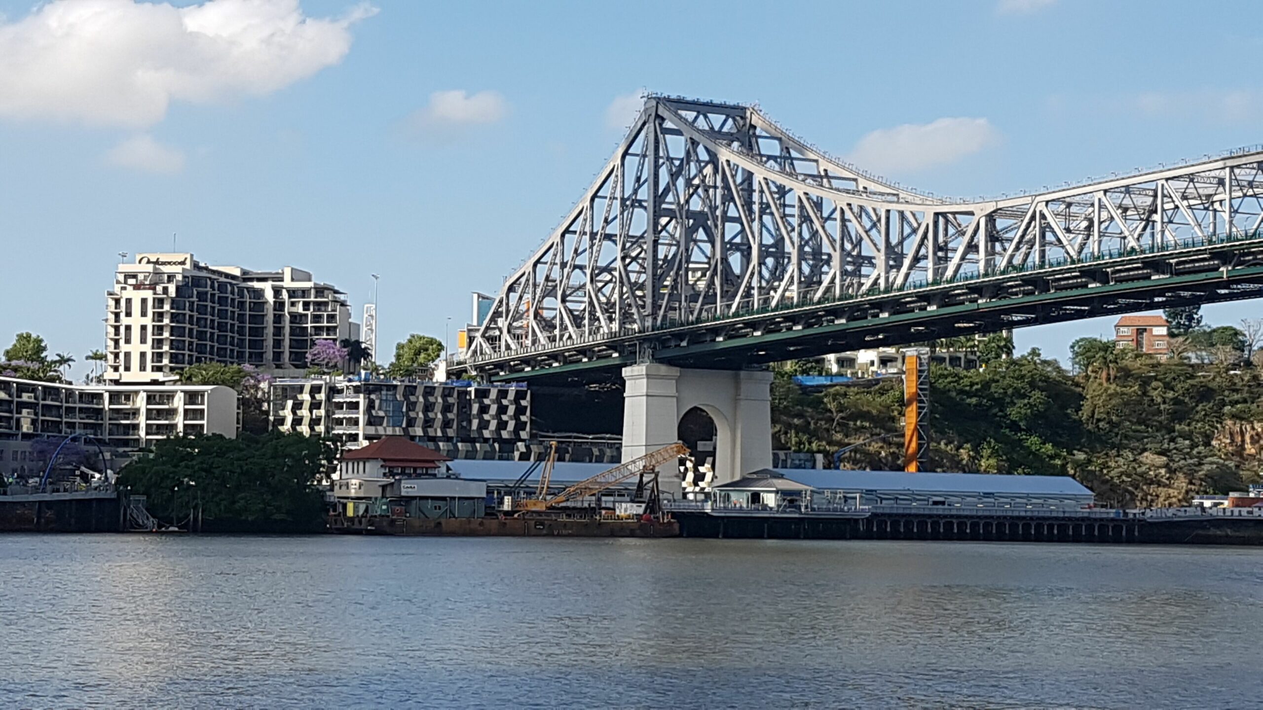 Stylish Riverside Apartment w/ Lagoon Style Pool, BBQ, WIFI & Netflix