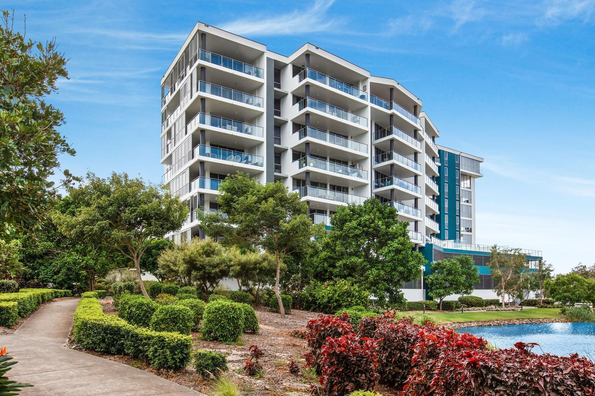 Lakeside Family Oasis With Pool, Gym and Balcony