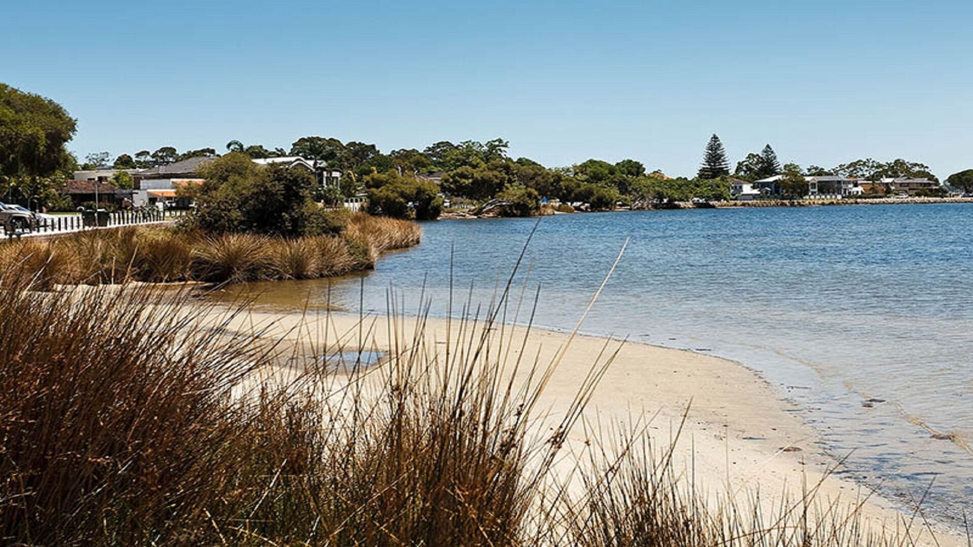 Relax  in tranquil surroundings a stone's throw from the Swan River...