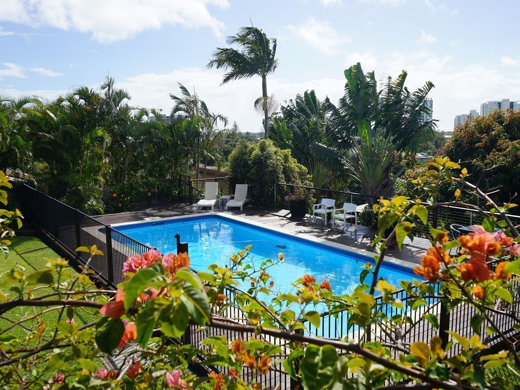 Spacious Broadwater Family Home, Huge Pool & Fantastic Views