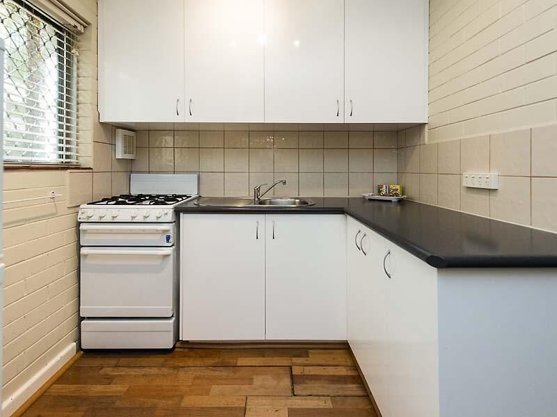 Ground Floor Apartment With Courtyard and Park Views