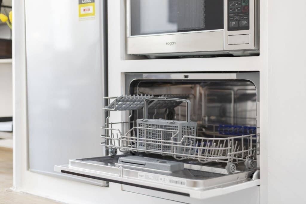 Dishwasher, Full Amenities , Apple TV Printer has it all