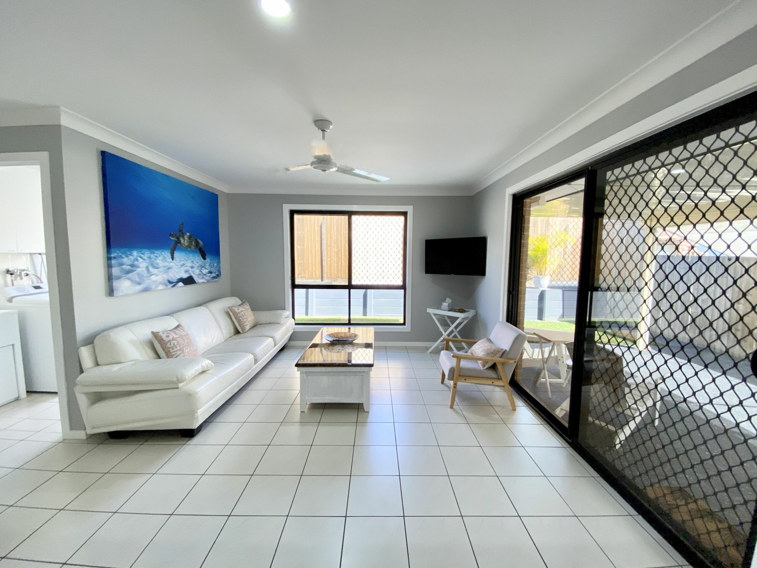 STYLISH RESIDENCE – LARGE PRIVATE YARD , CLOSE TO DREAMWORLD