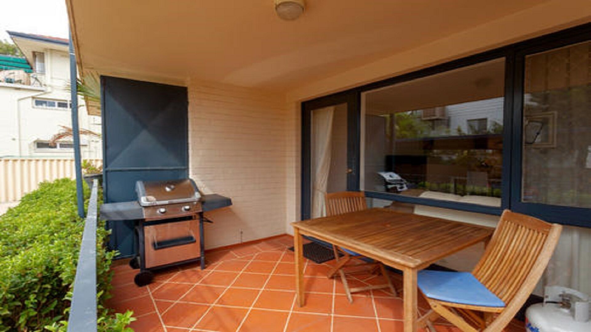 Relax  in tranquil surroundings a stone's throw from the Swan River...