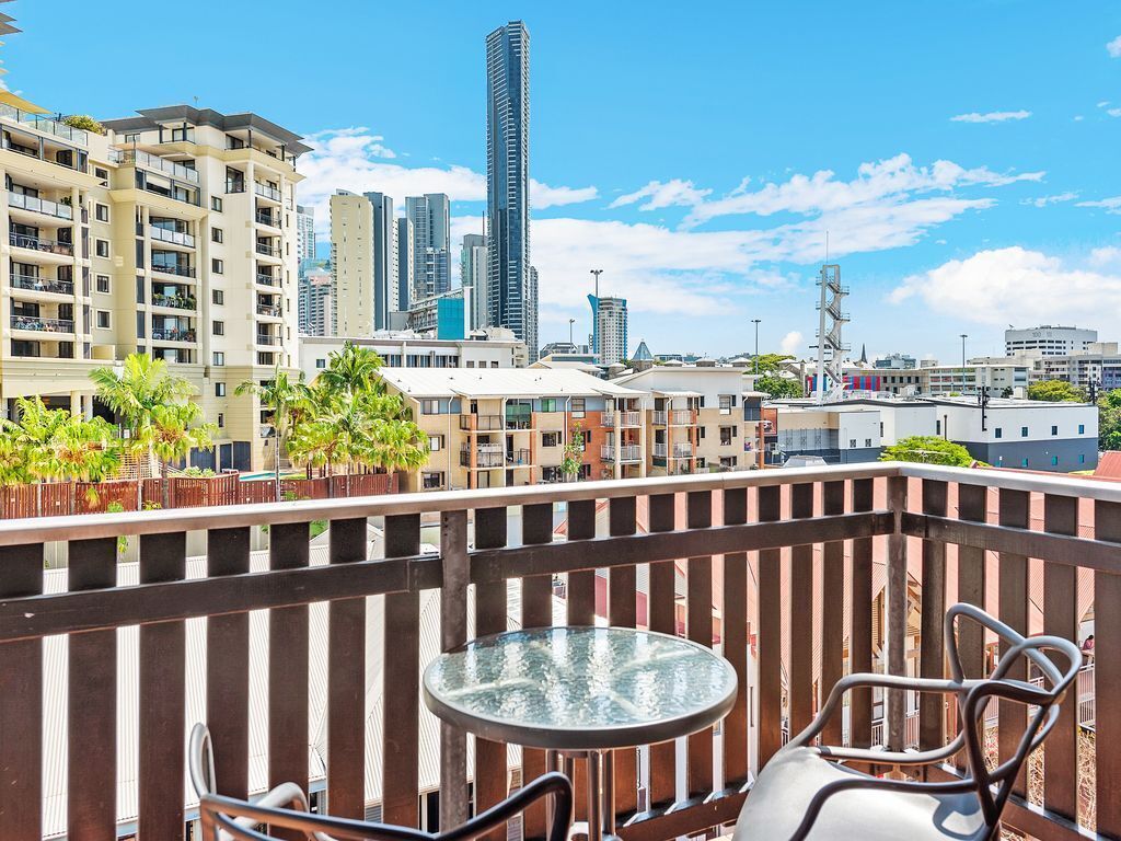 2 Seconds Toeverything! ~ 1 Bed/1 Bath /1 Car CBD Views