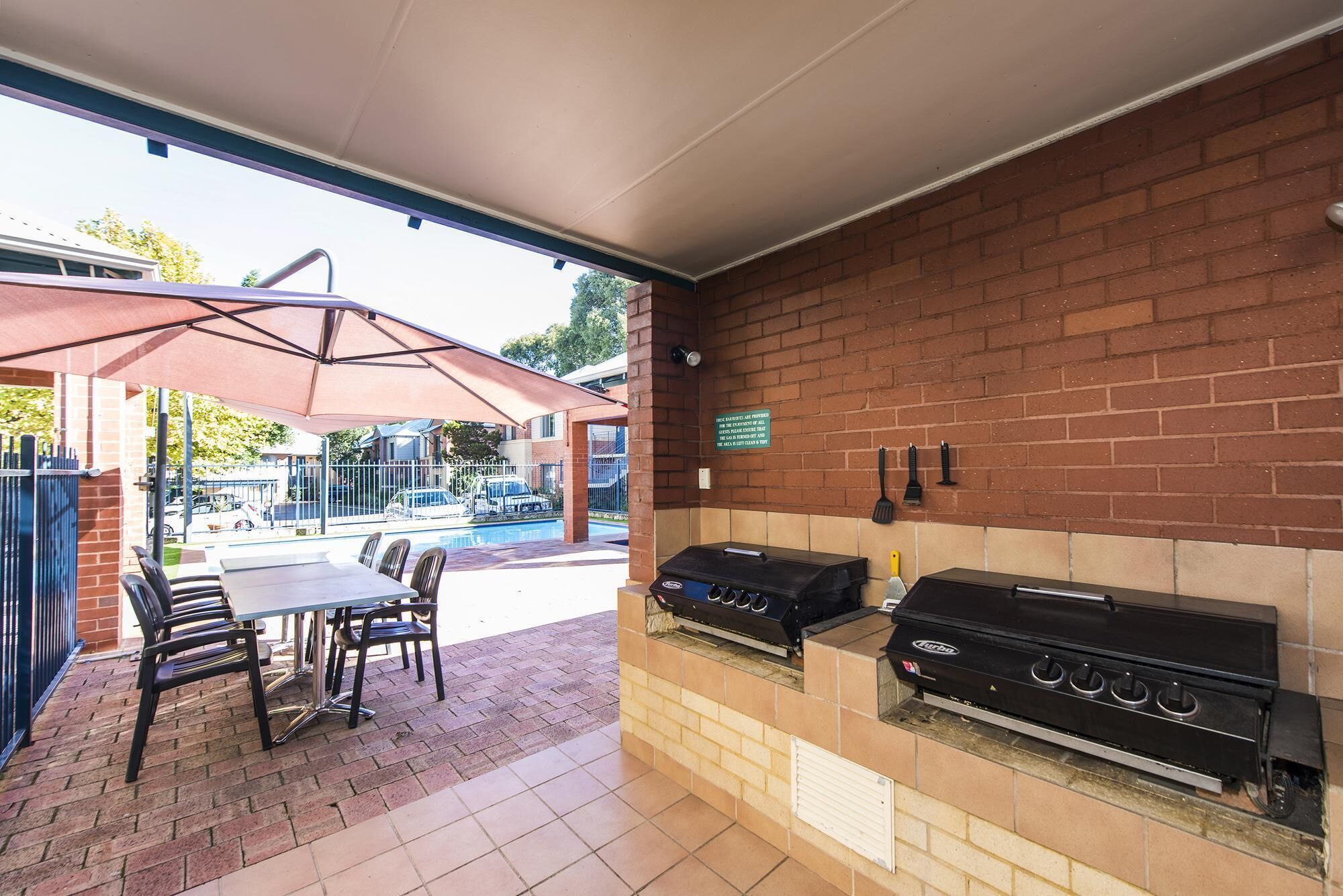 Subiaco Village With Pool, BBQ & spa - Free Parking and Wifi - one Bedroom