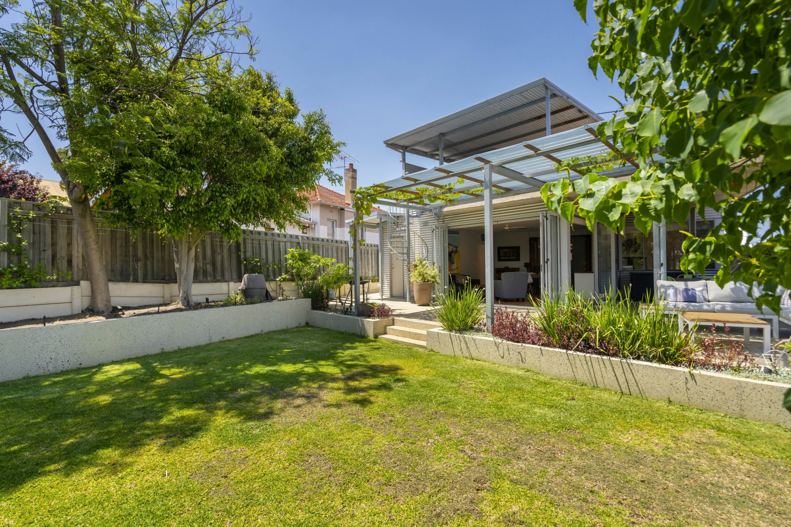 Outdoor Oasis With Views! Walk to Freo, Beach, Cafes & More..