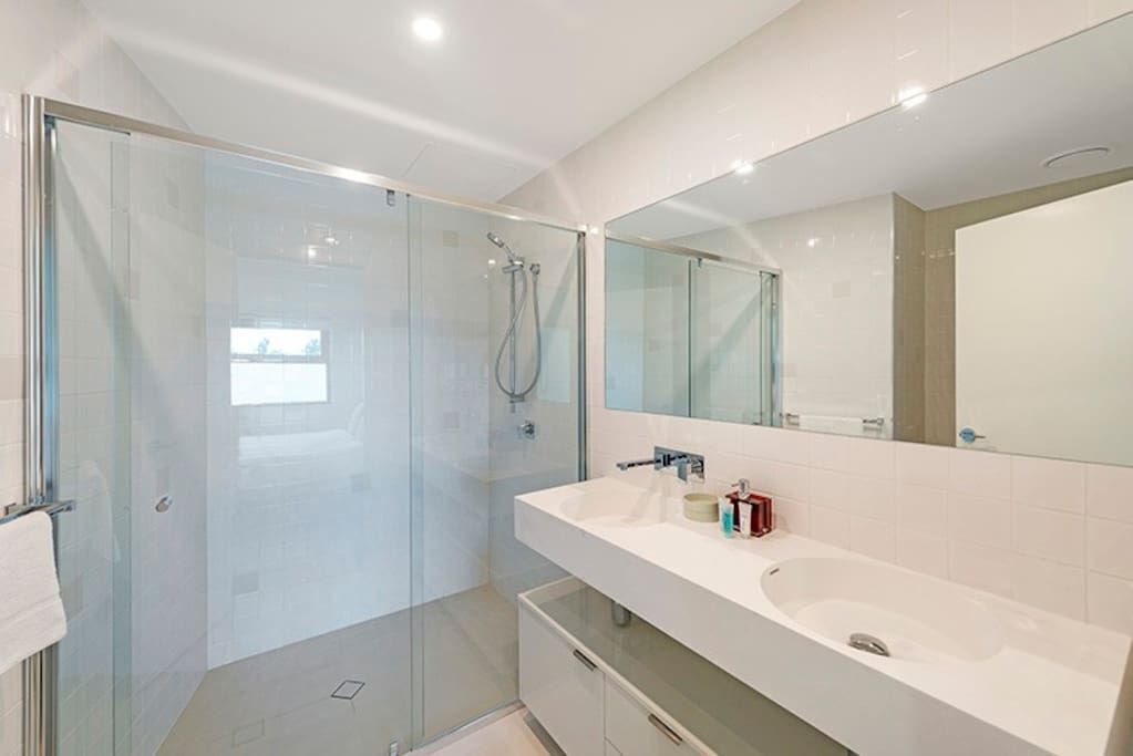 Executive 3BR Bulimba Apartment With Large Balcony Next to Oxford St