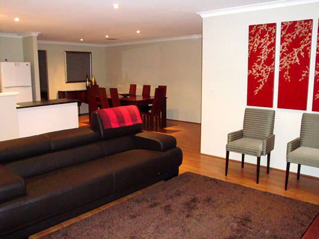 6 Mins- CBD, 1Min -  Shops, Restaurants . Huge  house +Reverse cycle Air Cond.