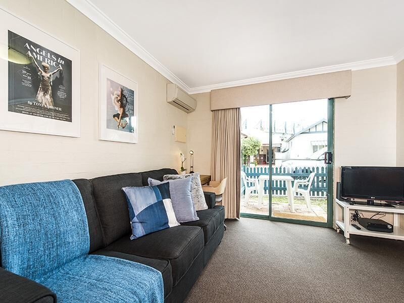 Subiaco Village With Pool, BBQ & spa - Free Parking and Wifi - two Bedroom