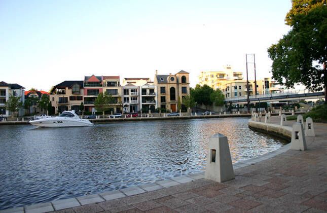 East Perth Luxury- Voted Wa's top Suburb. Enjoy!