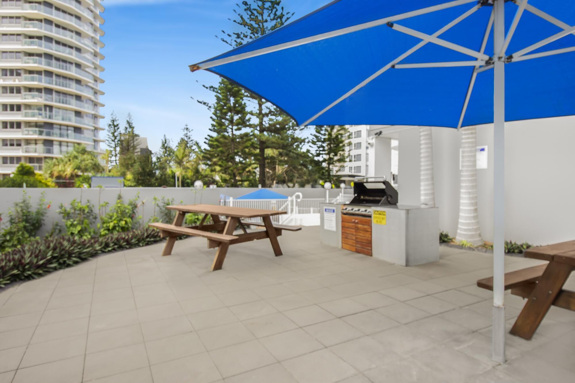 Coastal Unit With Patio, Pool, BBQ and Parking