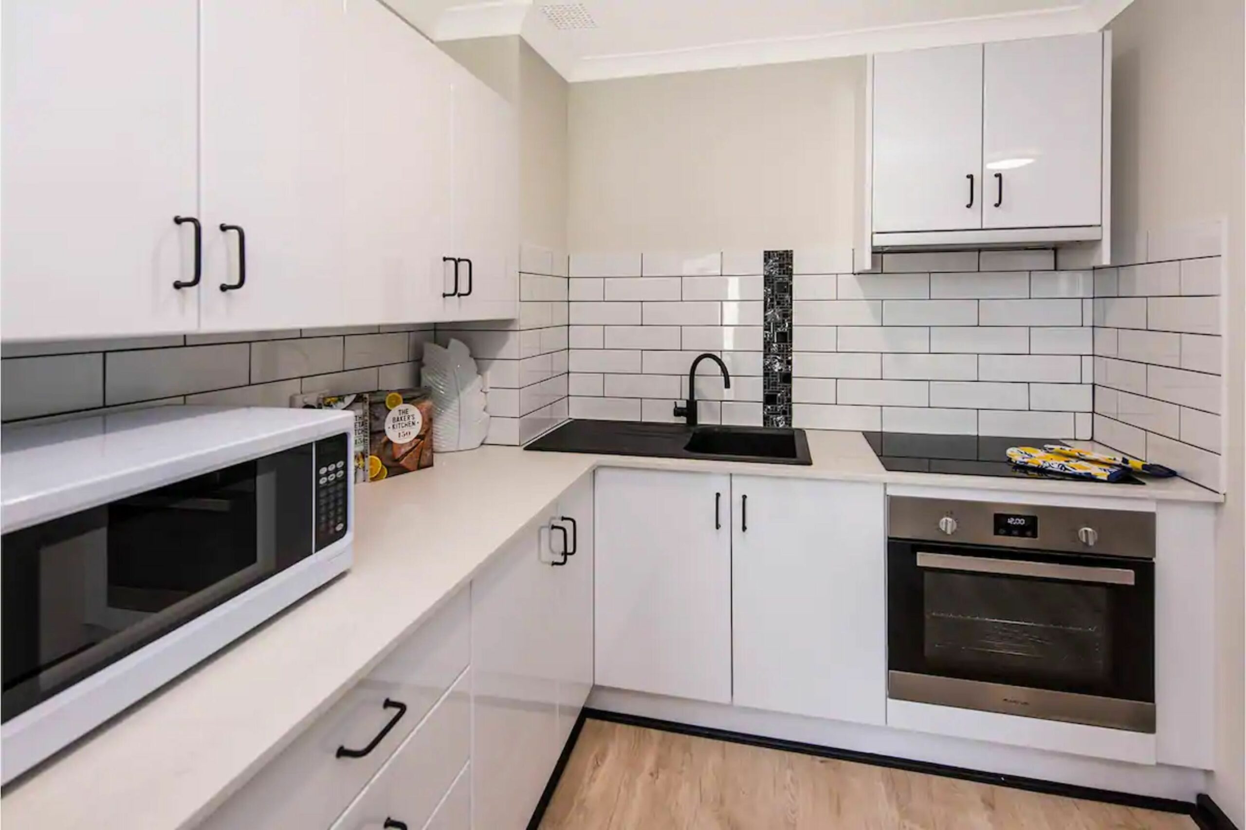 Bright 1 Bedroom Apartment Close to Foreshore and CBD