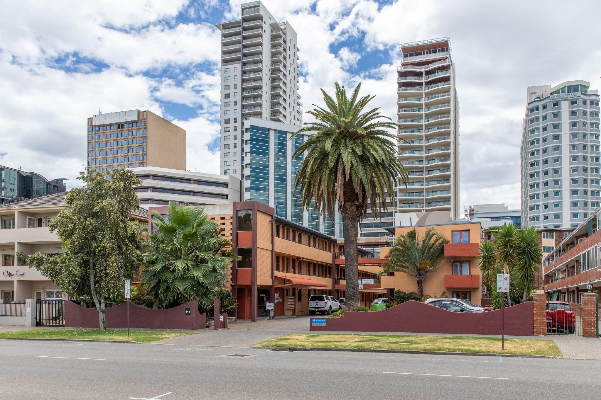 Over Looking the Swan River, This one Bedroom is Centrally Located in the Heart of the City