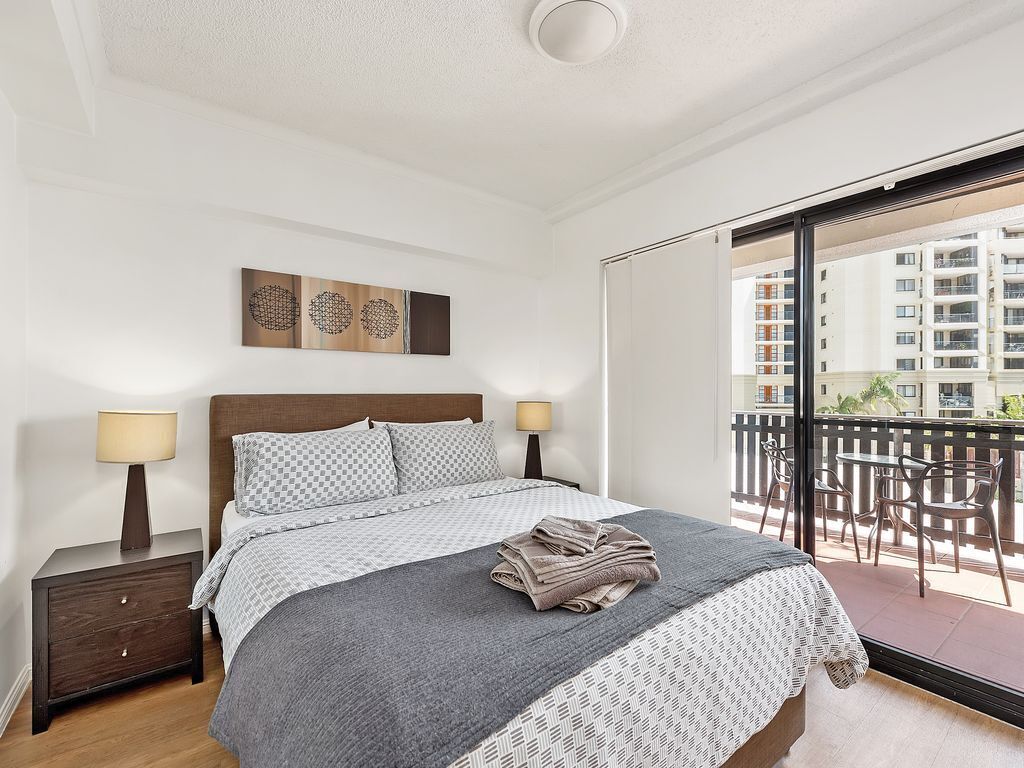 2 Seconds Toeverything! ~ 1 Bed/1 Bath /1 Car CBD Views