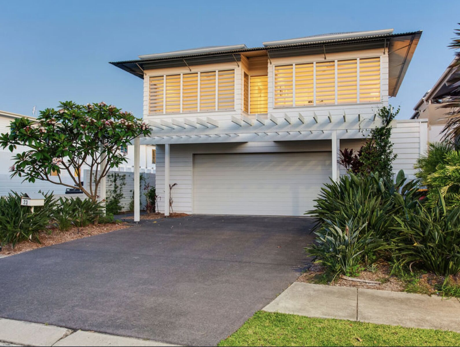 Serenity Beach Retreat - Hamptons Beach Havencasuarina - Sleeps 14 -7 Bedrooms