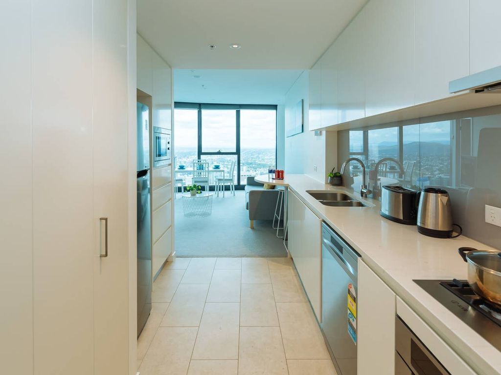 Tallest Tower in CBD 2 Bedroom apt With Pool & Gym