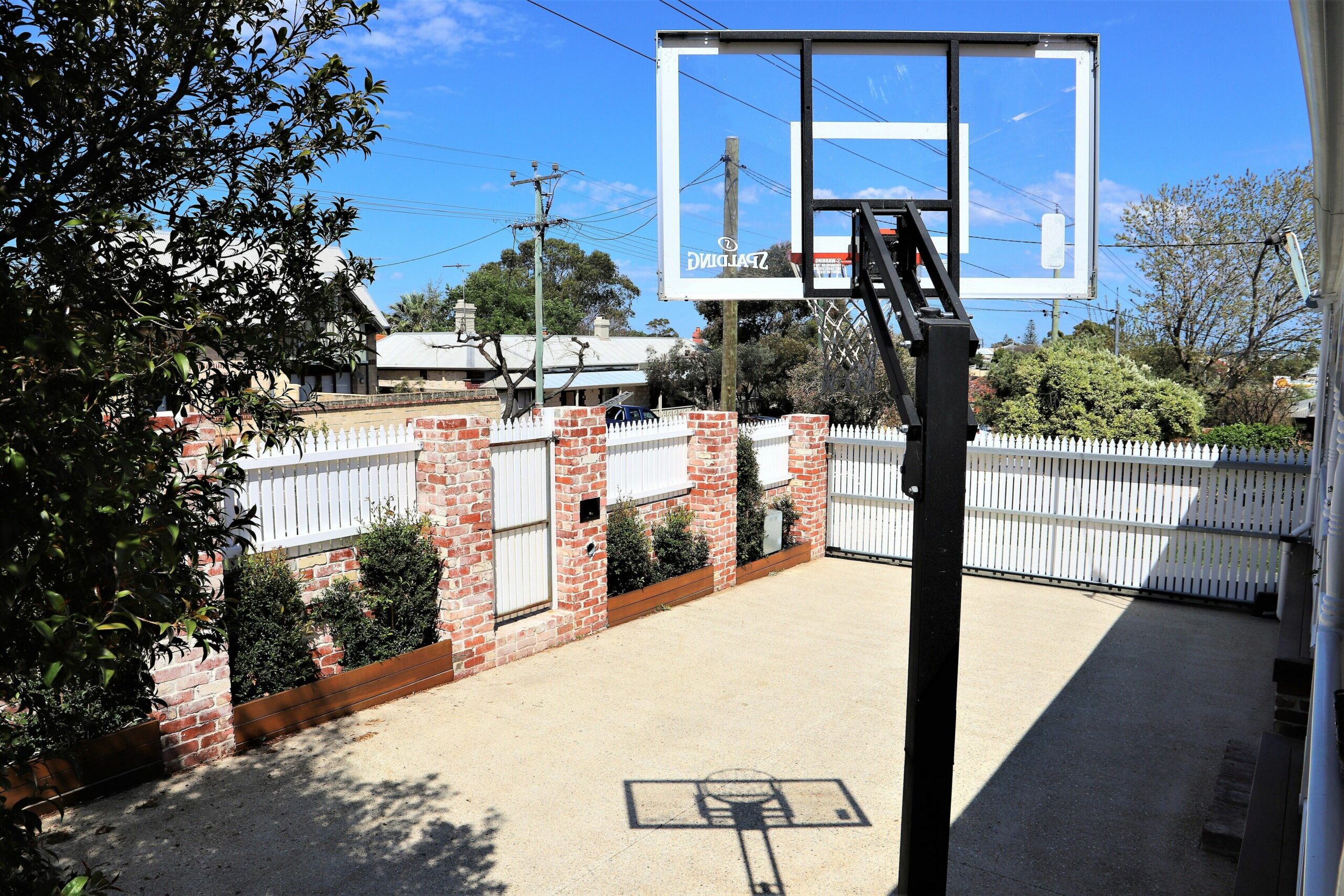 Outdoor Oasis With Views! Walk to Freo, Beach, Cafes & More..