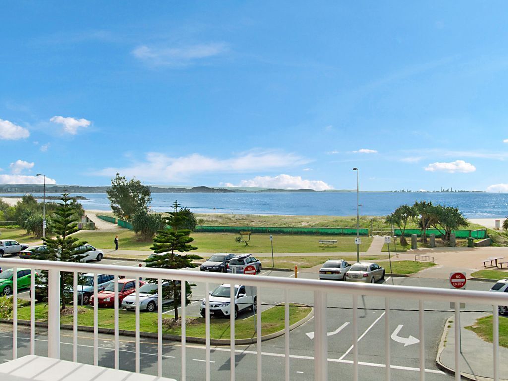 Beach Lodge Unit 9 Beachfront unit in  Coolangatta with balcony with ocean views.