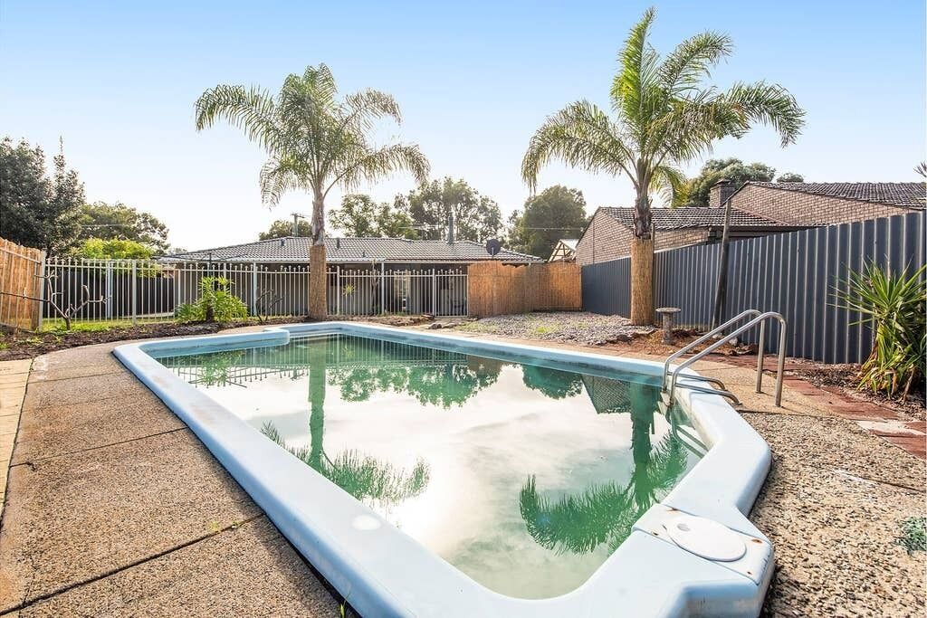 Welcome to our Thornlie Home With a Huge Backyard and Swimming Pool to Enjoy in the Summer