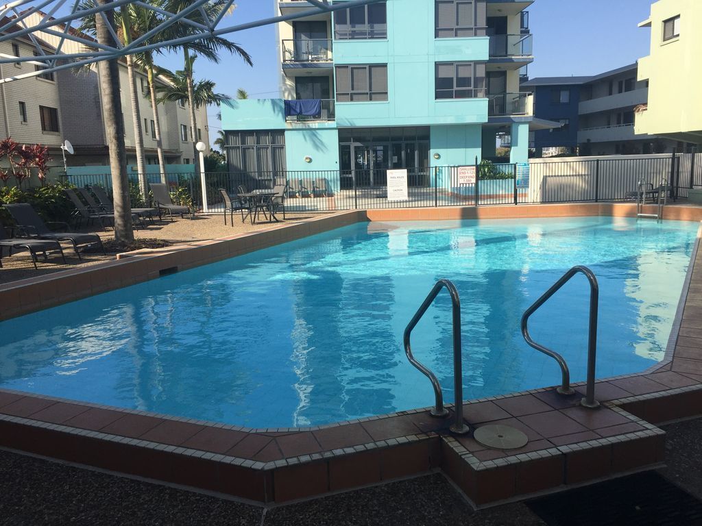 Private, self contained 1 bedroom + living - Resort unit with pool and spa