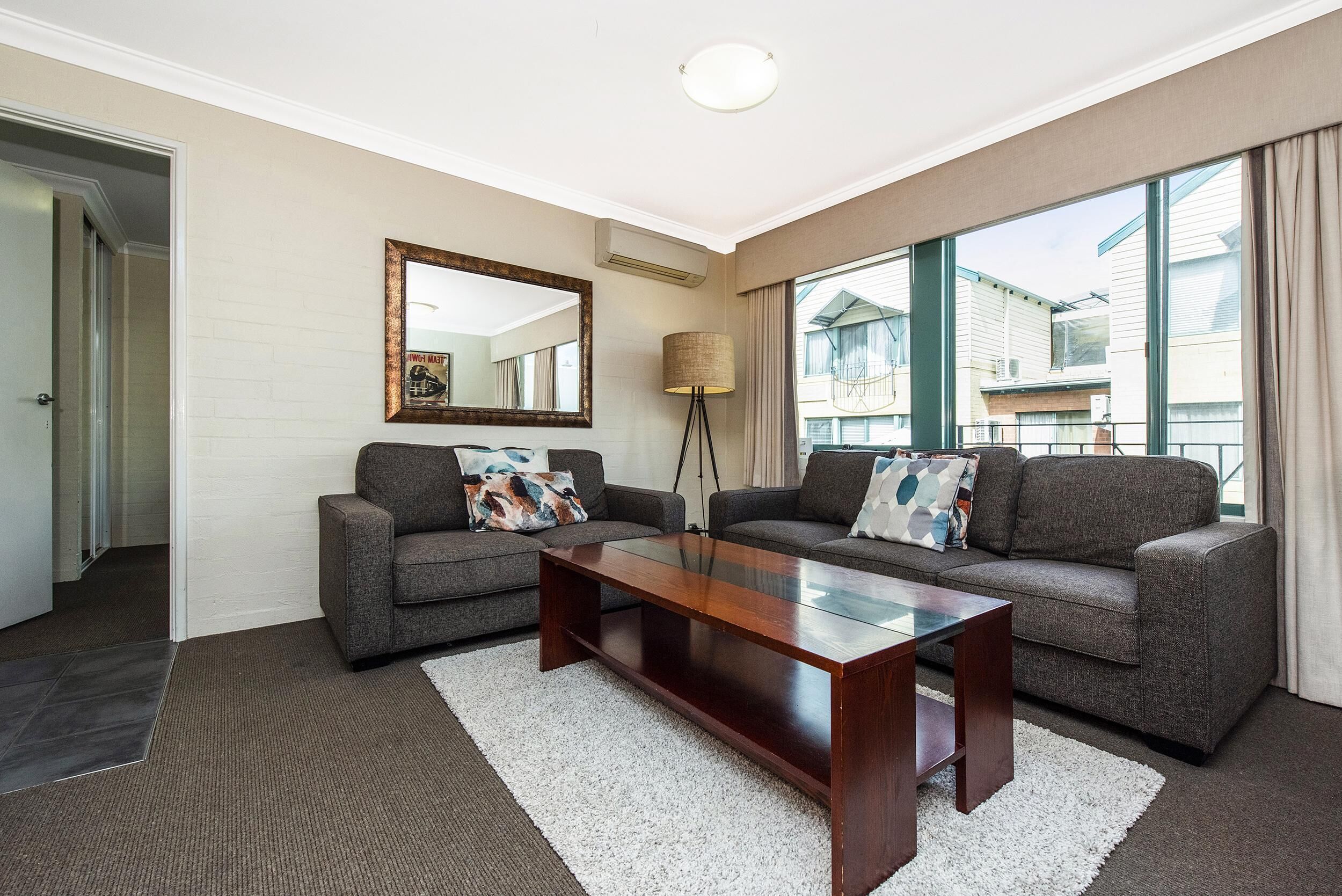 Subiaco Village With Pool, BBQ & spa - Free Parking and Wifi - 3 Bedroom 2 Bathrooms