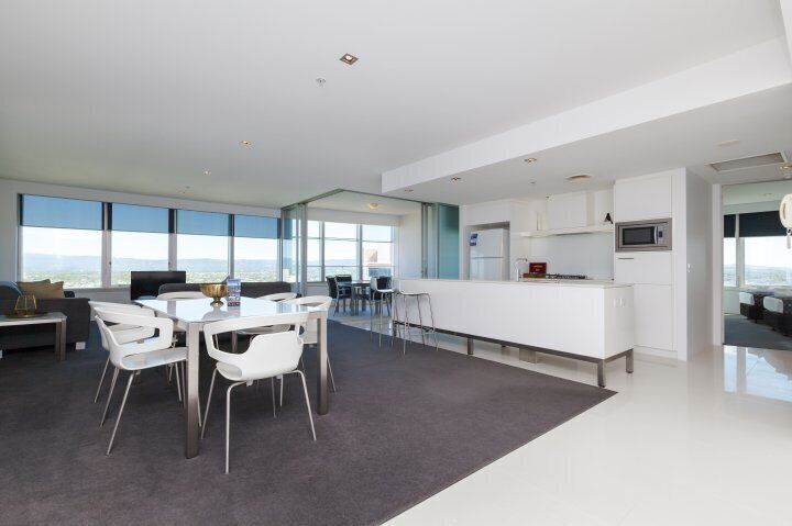Stylish City Apartment in the Heart of Surfers Paradise at Q1 – 250m to Beach