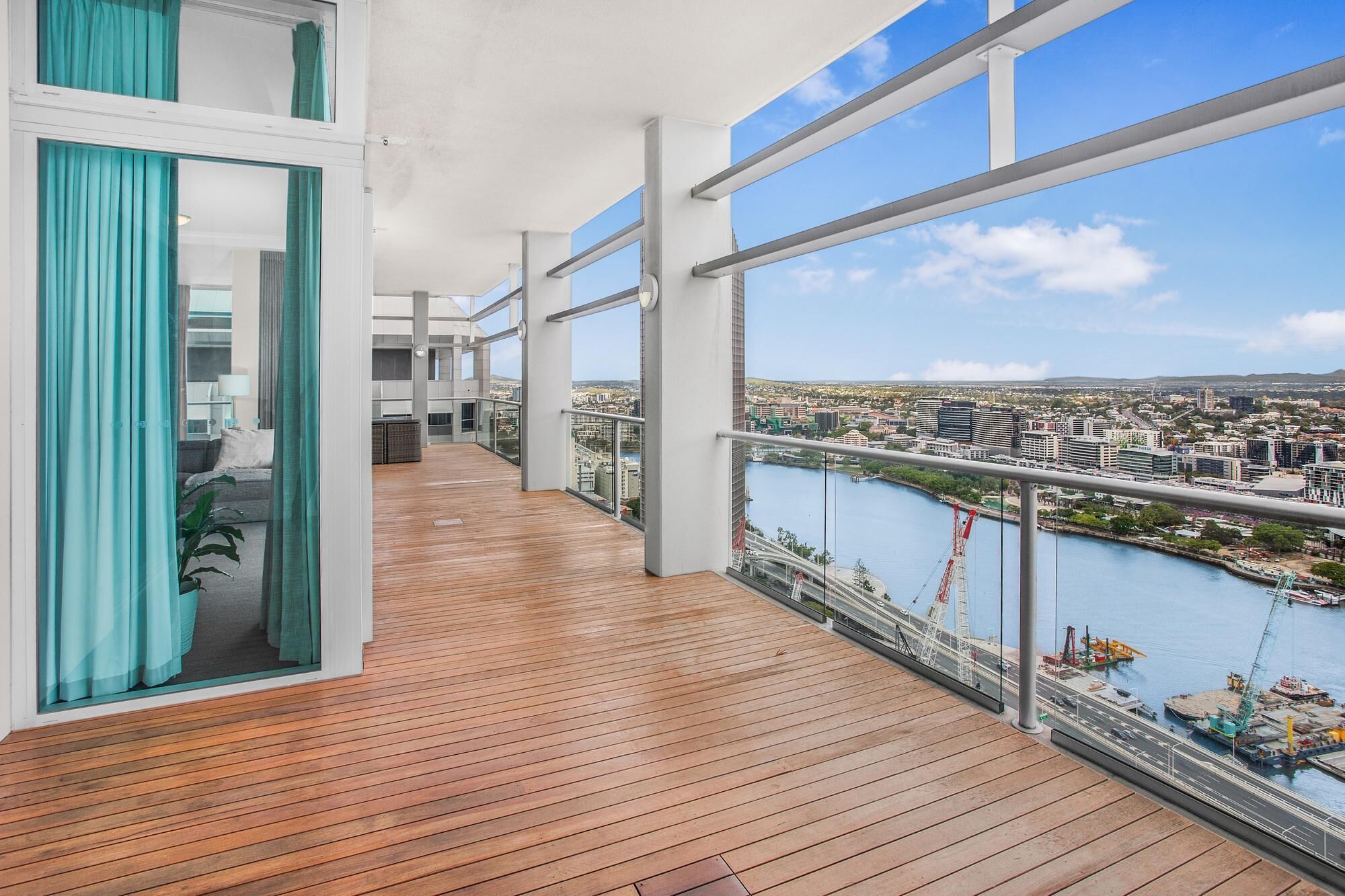 City-centre Apartment With River Views and Balcony