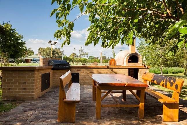 Pizza Oven; Fire Pit; Lots of Space Indoor and Outdoor, Fires and Aircon. Groups