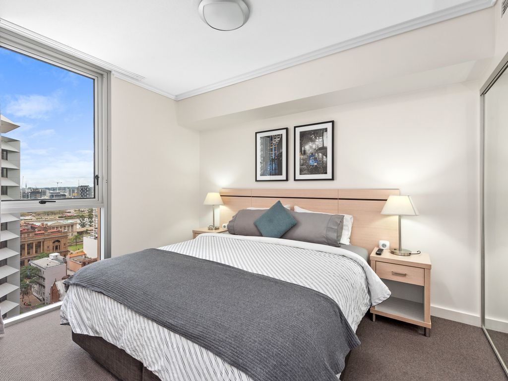 Heart of the CBD ~ 1bed/1bath/balcony/free Parking