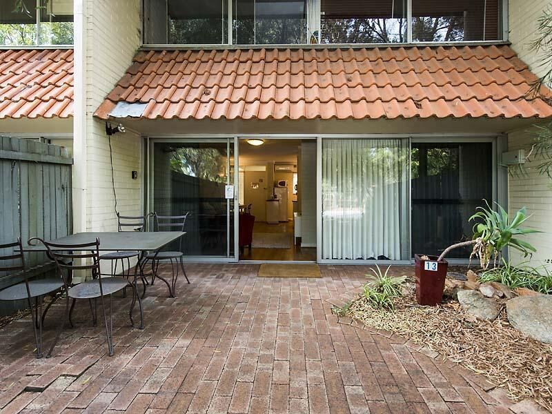 Ground Floor Apartment With Courtyard and Park Views