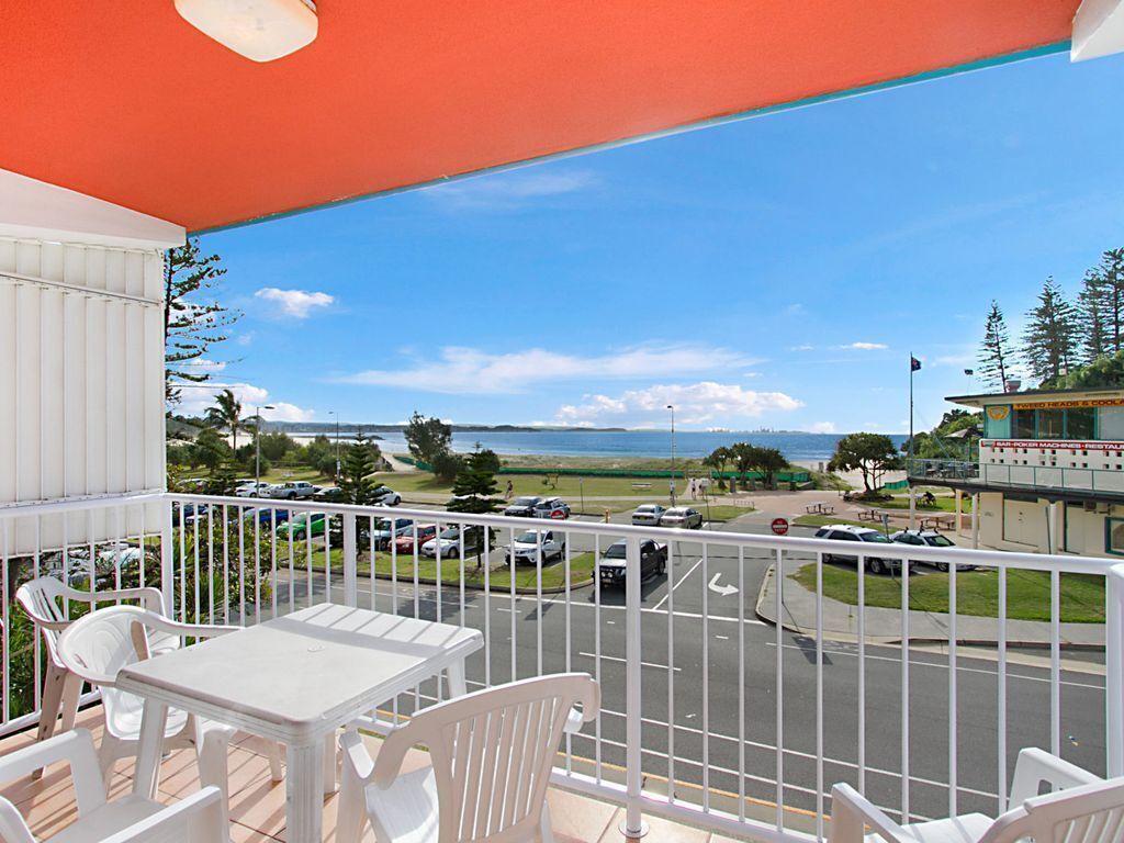 Beach Lodge Unit 9 Beachfront unit in  Coolangatta with balcony with ocean views.