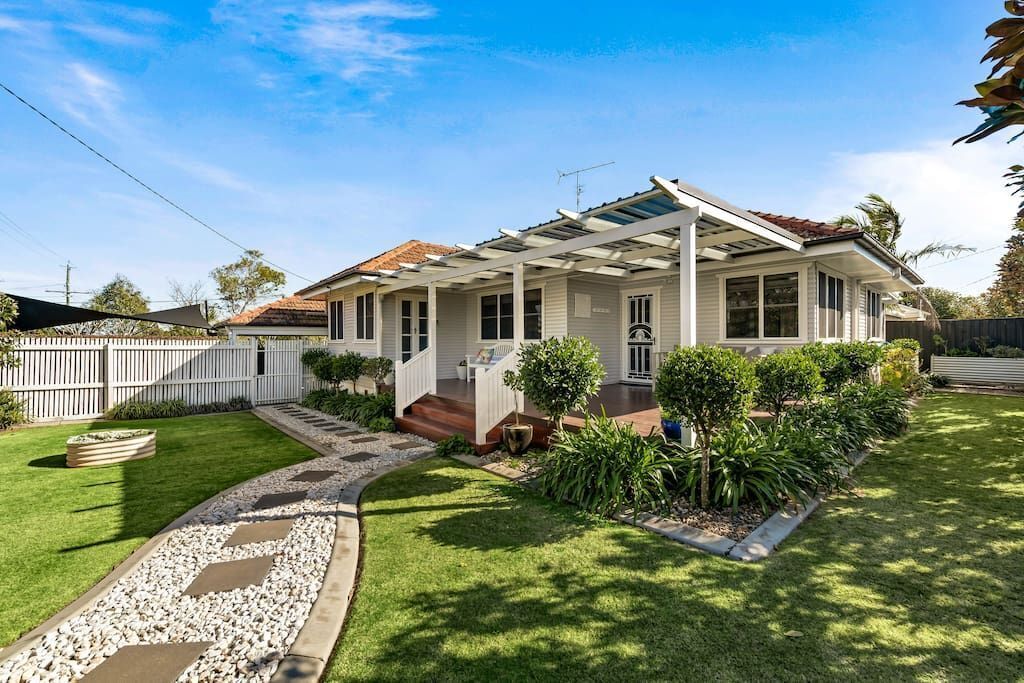 Viola House on Rangeville - Immaculate Home - Close to Picnic Point & Shops