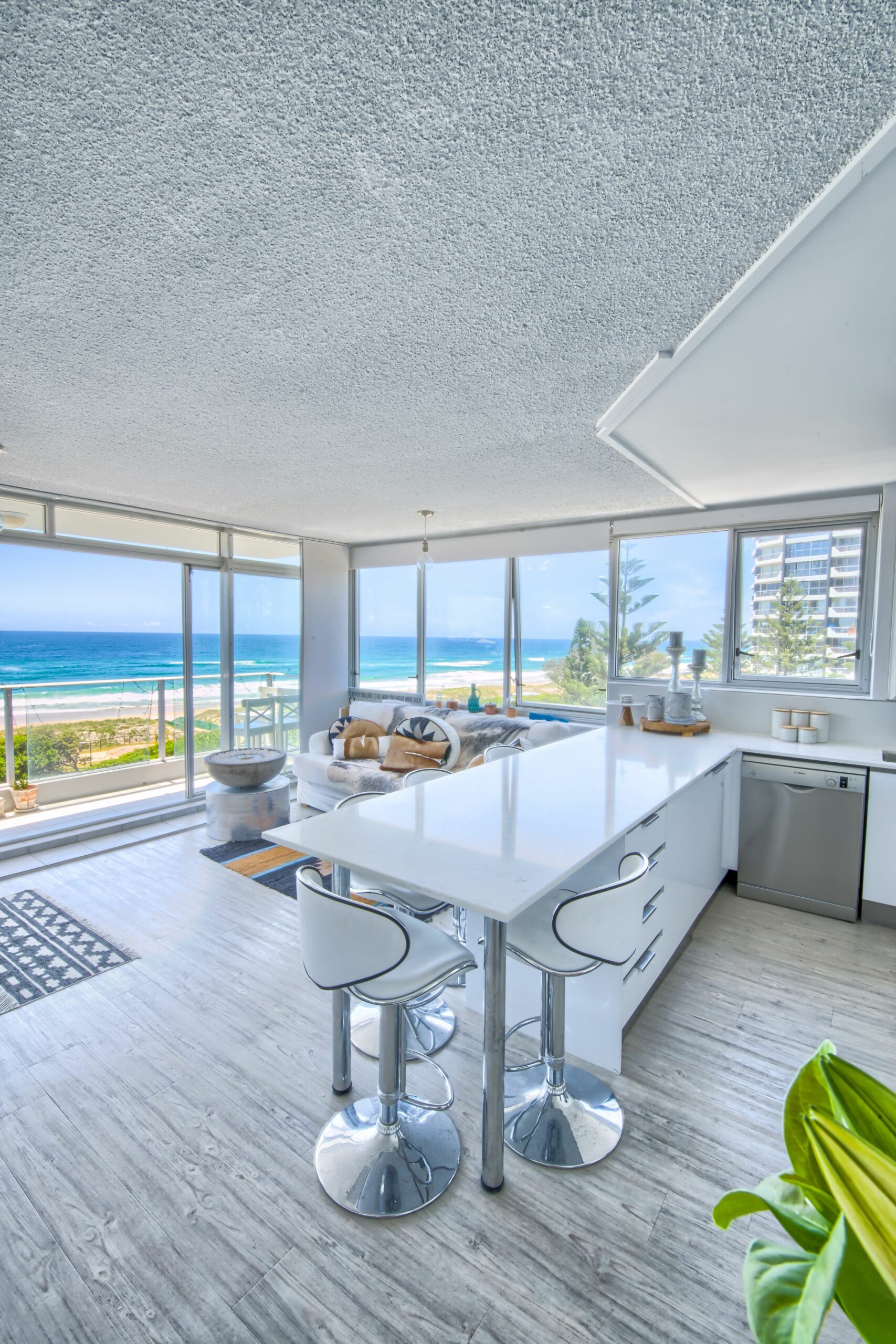 BEACHFRONT LUXURY LIFESTYLE LIVING