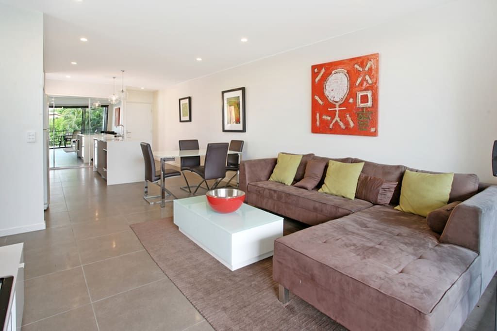 Executive 3BR Bulimba Apartment With Leafy Outlook