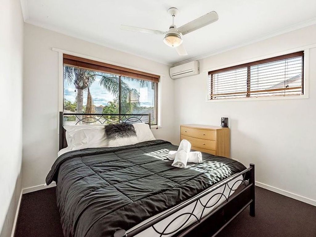 Broadbeach Holiday House - Waterfront - Walk to Broadbeach